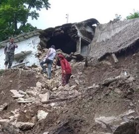 प्युठानमा पहिरोमा पुरिएर ६ जना बेपत्ता