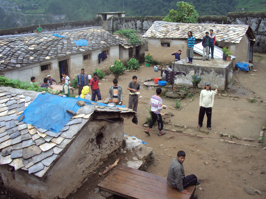 सेना, प्रहरीको सुरक्षा बिचमा बाजुरा कारागार भित्र चरेश र मोवाइलको कारोबार