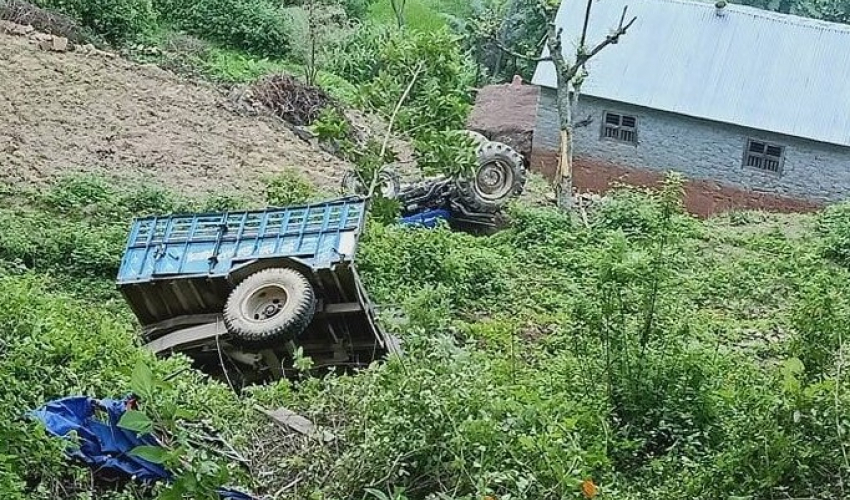ट्याक्टर दुर्घटनामा चालकसहित २ जनाको मृत्यु