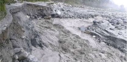 उर्लिदैँ आएको बाउली खोलाले,सदरमुकाम चैन्पुर जोड्ने सुर्मा सडक खण्ड अवरुद्ध