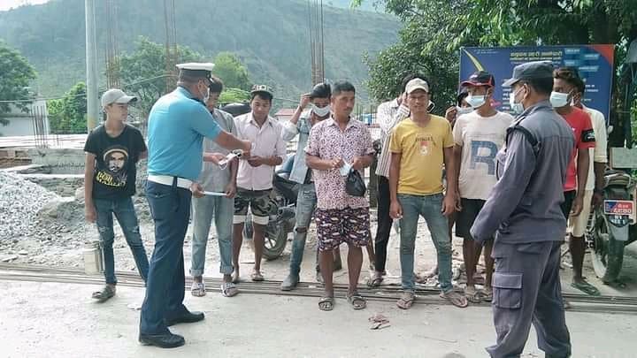 तपाईको माक्स खै भन्दै,ट्राफिक प्रहरी मल्लले गरे बझाङ्गमा माक्स बितरण