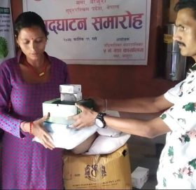 सामाजिक अभियान्ता खेमराज साउँद द्वारा स्वास्थ्य सामाग्रीहरु हस्तान्तरण
