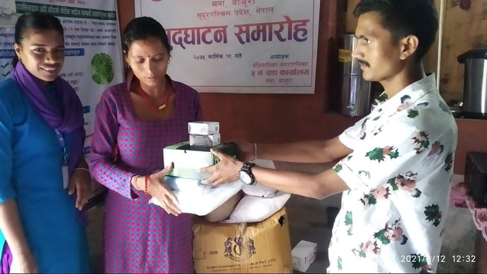 सामाजिक अभियान्ता खेमराज साउँद द्वारा स्वास्थ्य सामाग्रीहरु हस्तान्तरण