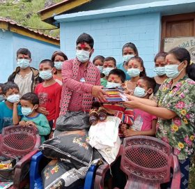 कडाराले गरे जन्मदिनको अवसरमा खाध्यान तथा स्टेसनरी सामाग्री वितरण