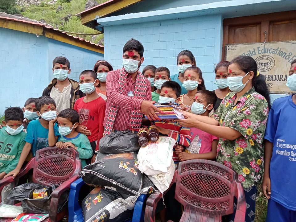 कडाराले गरे जन्मदिनको अवसरमा खाध्यान तथा स्टेसनरी सामाग्री वितरण