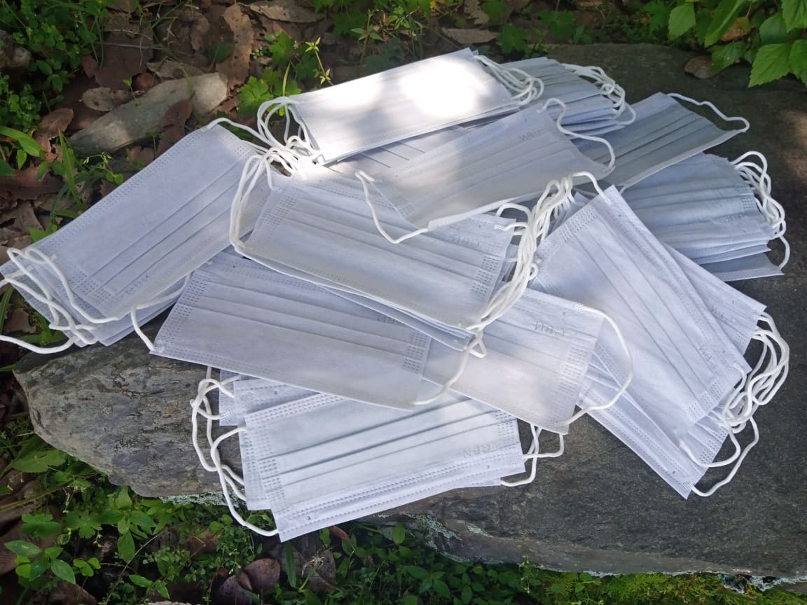 सुर्मा सरोवर जाने भक्तजनहरूलाई अध्यक्ष मण्डेलले गरे मास्क वितरण , आज बाट सुर्मा सरोवरको यात्रामा हिंडे भक्तजनहरू