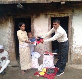 बडिमालिका मिडिया हाउसको सहयोगमा पिपलडालीका नाैराजकाे परिवारलाई खाध्यान्न सहयोग