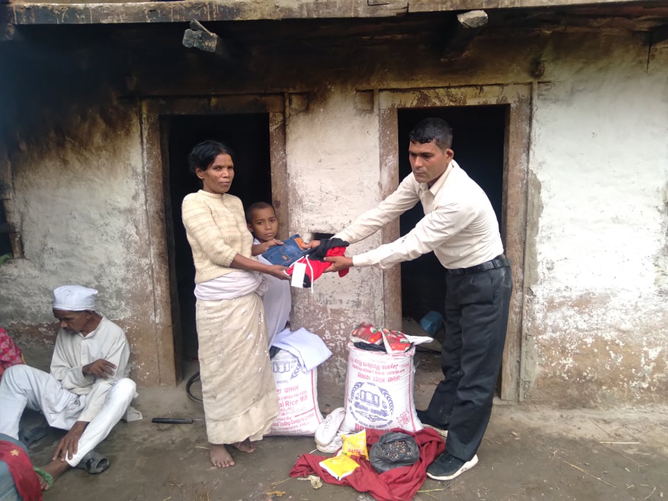 बडिमालिका मिडिया हाउसको सहयोगमा पिपलडालीका नाैराजकाे परिवारलाई खाध्यान्न सहयोग