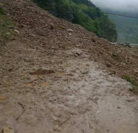 चैन्पुर ताक्लाकोट सडक पहिरोका कारण अवरुद्ध:जयपुथ्वीनगरपालिका मौन