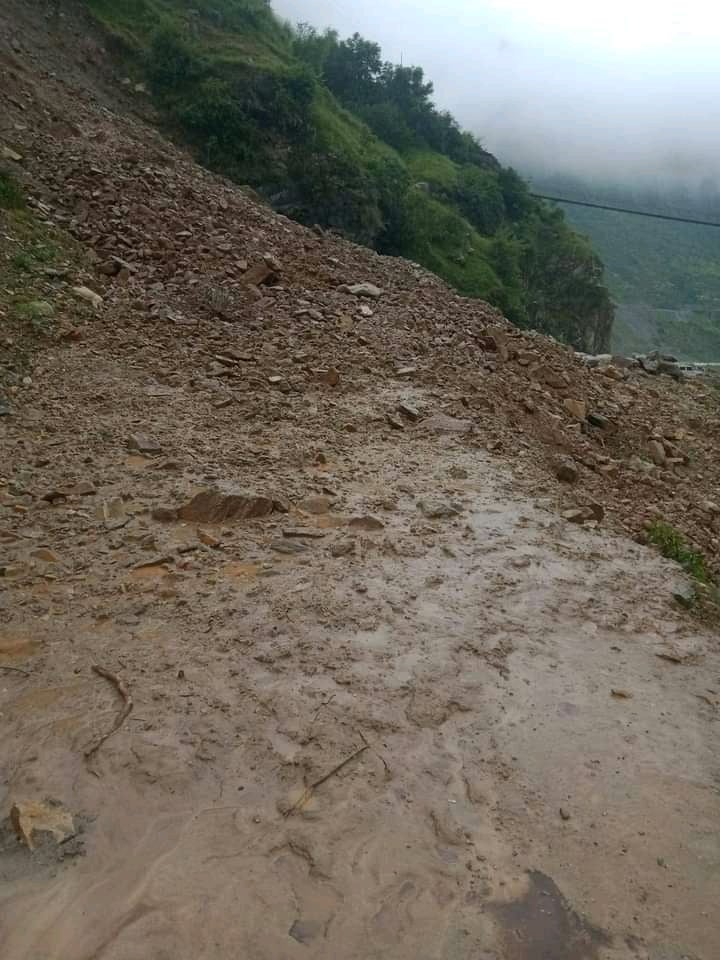 चैन्पुर ताक्लाकोट सडक पहिरोका कारण अवरुद्ध:जयपुथ्वीनगरपालिका मौन