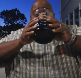 पौने १९ सेकेण्डमा दुई लिटर सोडापानी पिएर विश्व कीर्तिमान