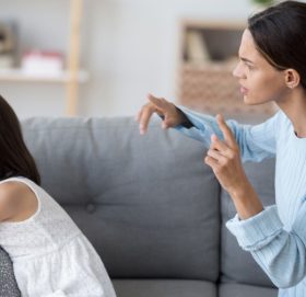 आमाबुवाका यी गल्ती, जसले बच्चालाई परनिर्भर बनाउँछ