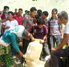 बडिमालिका मिडिया हाउस द्धारा मुक्तिकोटका २ सय १६ परिवारलाई खाद्यन्न सहयाेग