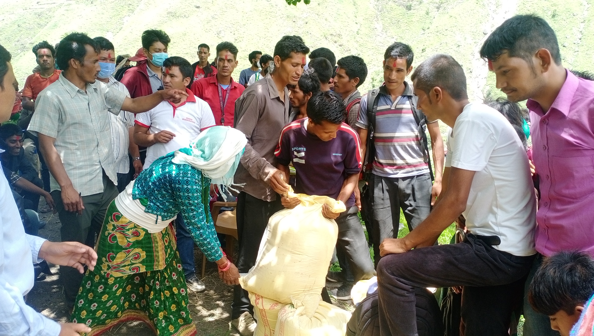 बडिमालिका मिडिया हाउस द्धारा मुक्तिकोटका २ सय १६ परिवारलाई खाद्यन्न सहयाेग