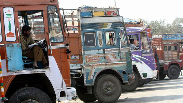 रोकिरहेको ट्यांकरलाई ट्रकले ठक्कर दिँदा बालिकाको मृत्यु, तीनजना घाइते