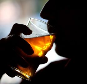 १० वर्षसम्म मदिरा सेवन गर्नेलाई हेपाटाइटिस–सी र कलेजोको क्यान्सरको खतरा