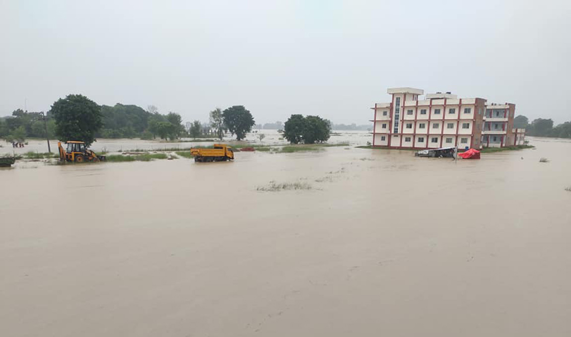 लुम्बिनी विश्‍वविद्यालयको छात्रावास डुबानमा: १० घण्टादेखि शिक्षक-विद्यार्थीसहित ३० जना थुनिए