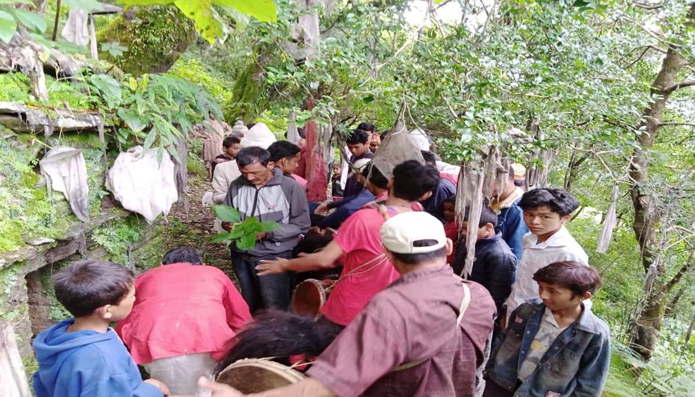 बझाङ र दार्चुलाका सुर्मा देवीकाे मन्दिरमा  अष्टमी पूजा गरियो