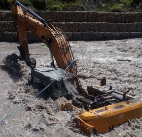 ढुंगा निकाल्ने क्रममा कालिगण्डकीमा डोजर खस्यो