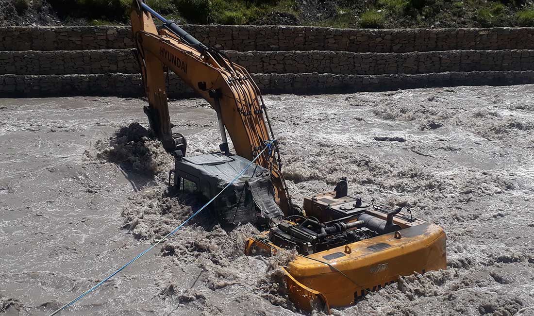 ढुंगा निकाल्ने क्रममा कालिगण्डकीमा डोजर खस्यो