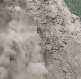 साप्पाटाको छुद्धरीमा सुख्खा पहिरो गयो, कर्णाली नदि थुनिने खतरा