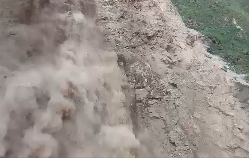 साप्पाटाको छुद्धरीमा सुख्खा पहिरो गयो, कर्णाली नदि थुनिने खतरा