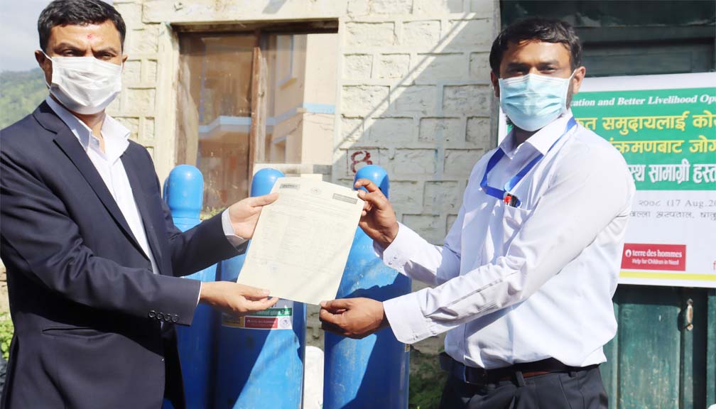 एचआरसी बाजुराद्धारा जिल्ला अस्पतालमा स्वास्थ्य साम्रगी सहयोग