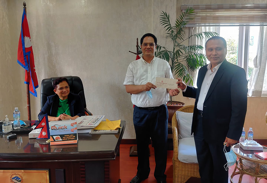 कुलमानले बुझे नियुक्तिपत्र, कार्यकारी निर्देशकमा पदबहाली गर्दै