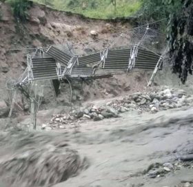 दार्चुलामा बाढी र पहिरो: तिंकर सडकको पक्की पुल र घरहरु बगायो