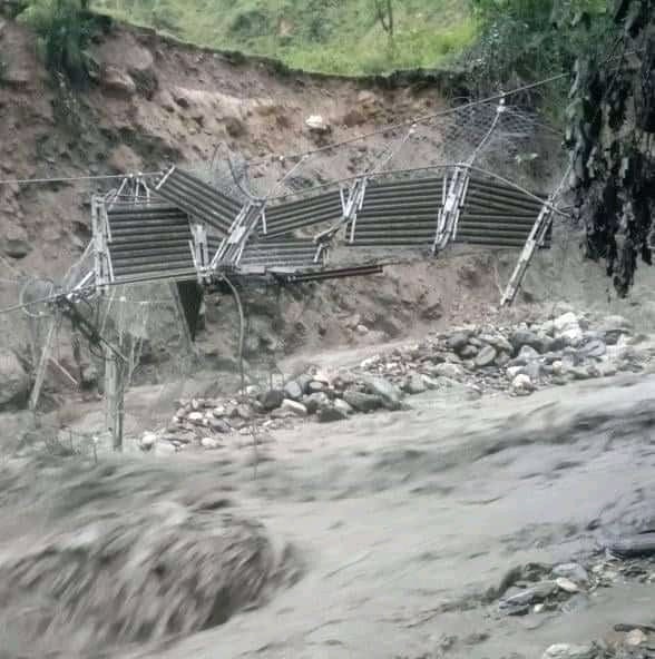 दार्चुलामा बाढी र पहिरो: तिंकर सडकको पक्की पुल र घरहरु बगायो