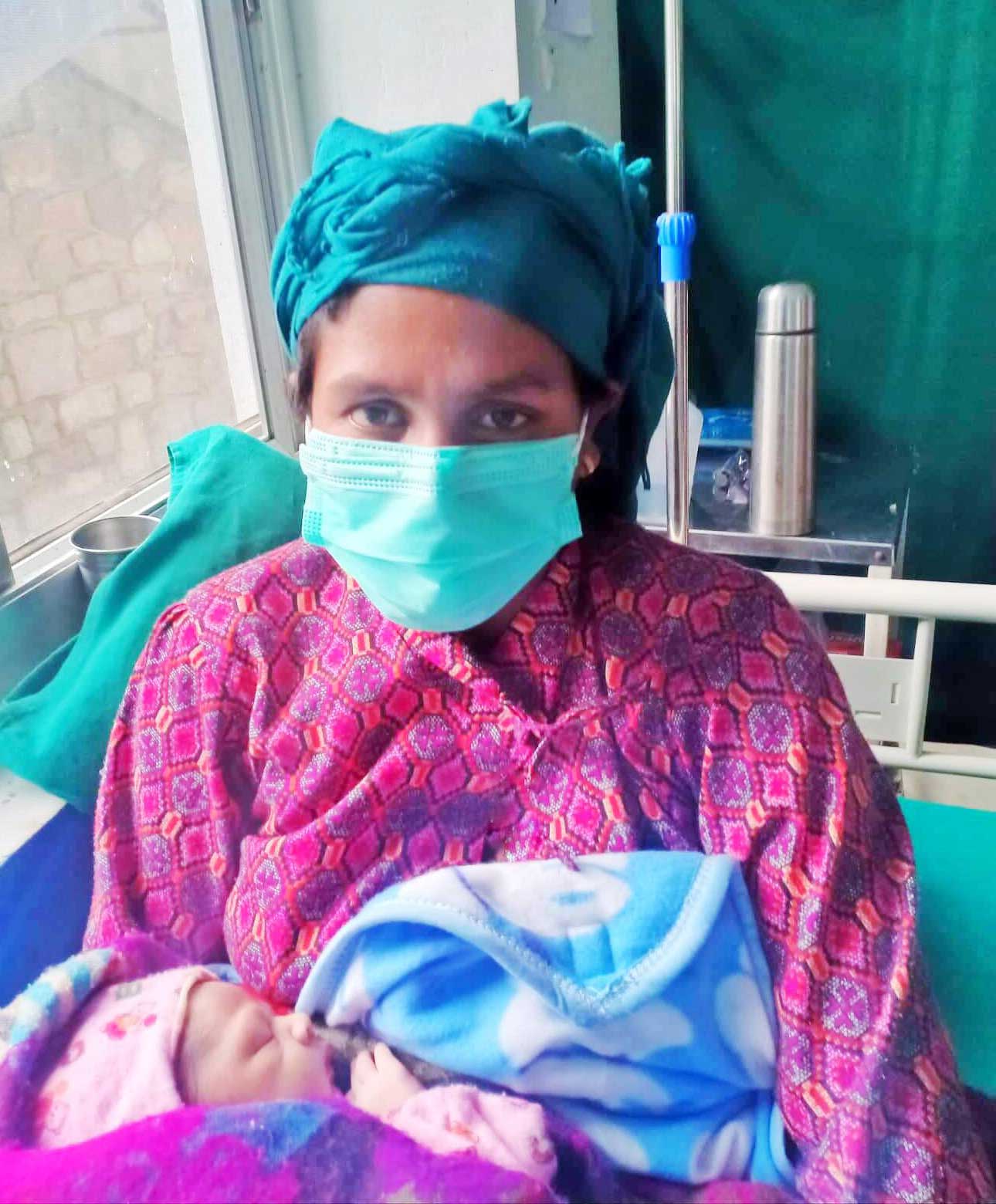 कोभिड संक्रमित महिलाले अस्पतालमा जन्माइन् बच्चा