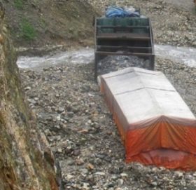 जगनाथमा मा सडक माथिबाट पहिरो जाँदा मिनी ट्रक पुरियो