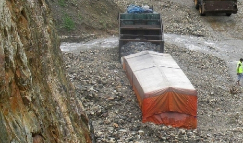 जगनाथमा मा सडक माथिबाट पहिरो जाँदा मिनी ट्रक पुरियो