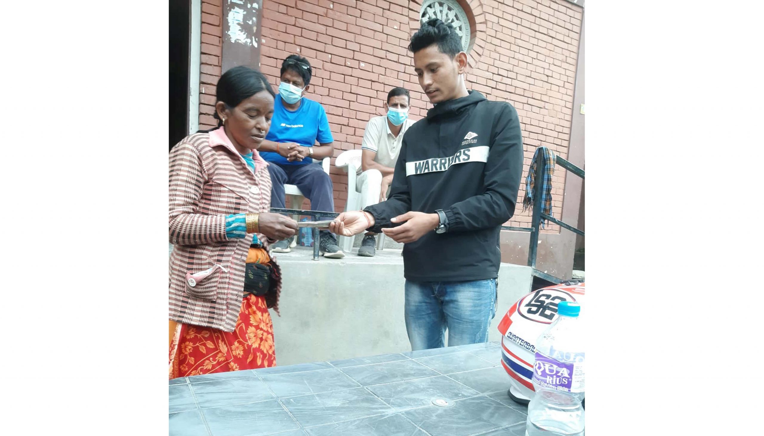 भालुको आक्रमणबाट घाईते कौशिलाको उपचारको लागि जुवापानी सेवा समाजबाट आर्थिक सहयोग