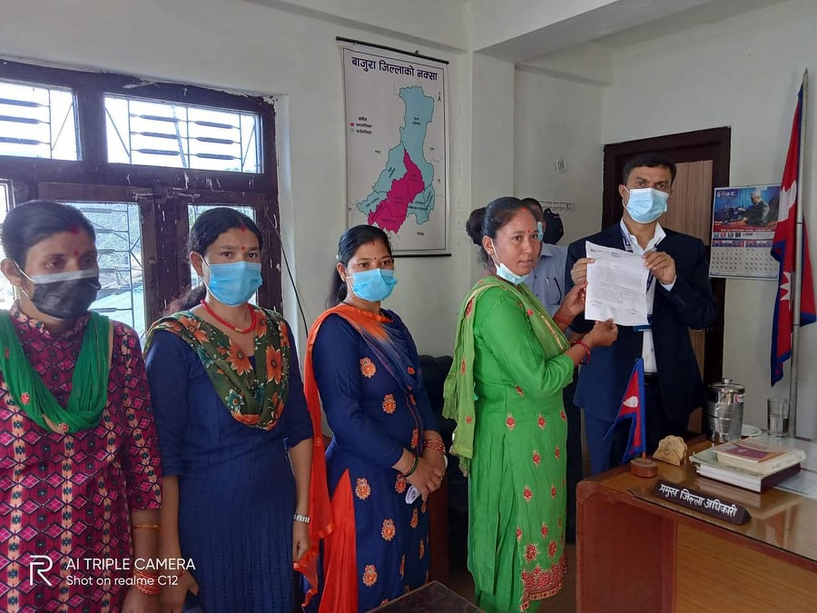 बाजुरामा अनेमसंघ  क्रान्तीकारीद्धारा स्थानीय तहलाई बुझाए ज्ञापन-पत्र