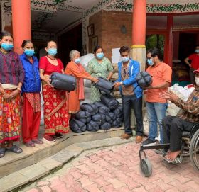 शान्ति सेवा गृह द्धारा गौमुल गाउँपालिका १ सय ५० बाढीपहिरो परिवारलाइ सहयोग