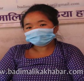 झापाकी एक युवती बाजुरामा अलपत्र