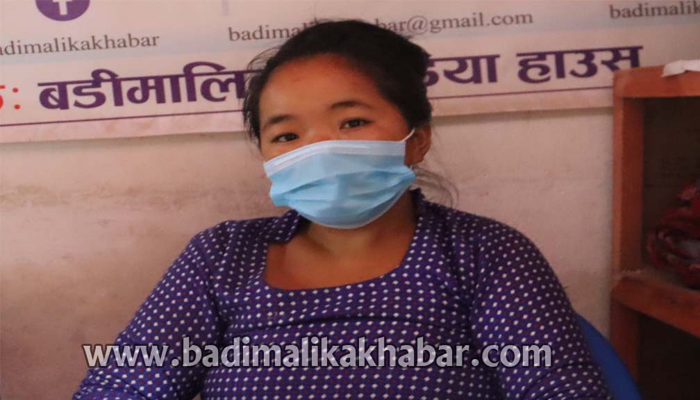 झापाकी एक युवती बाजुरामा अलपत्र