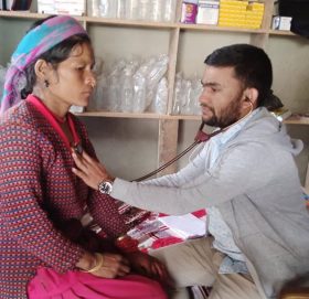 गाउँघरमा एमबीबीएस डाक्टरबाट सेवा पाउँदा स्थानीय हर्षित
