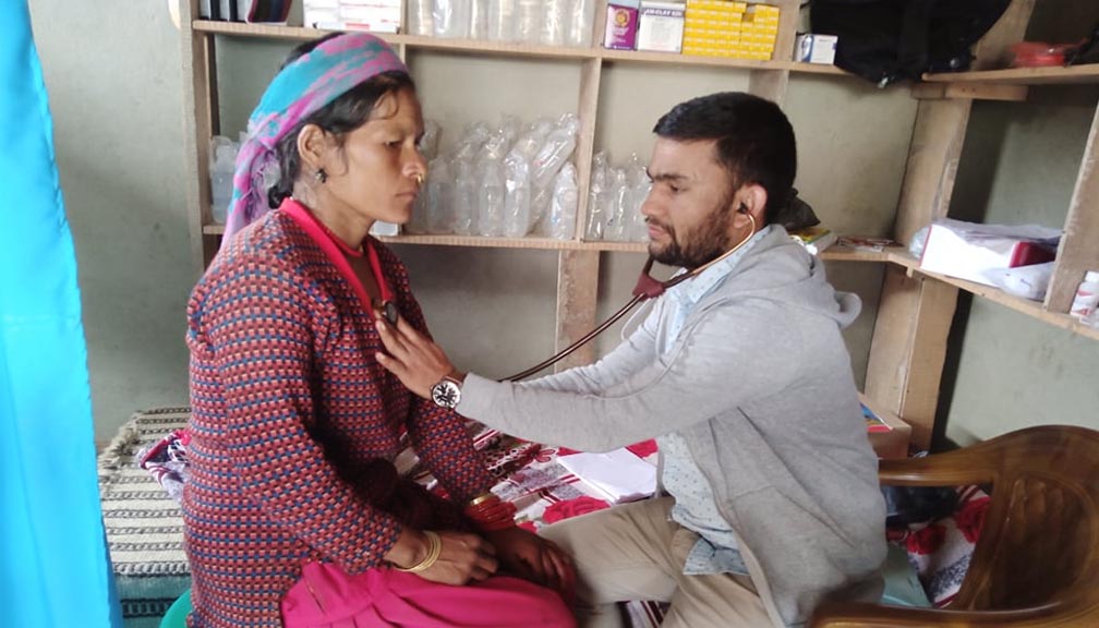 गाउँघरमा एमबीबीएस डाक्टरबाट सेवा पाउँदा स्थानीय हर्षित