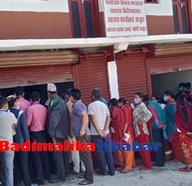 बाजुरामा कोरोना खोप लगाउनेको भीड : थप जोखिम बढ्न सक्ने !