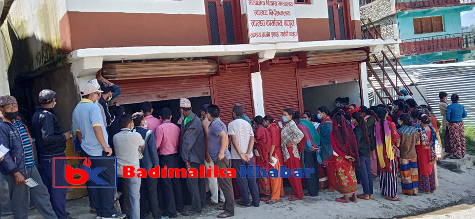 बाजुरामा कोरोना खोप लगाउनेको भीड : थप जोखिम बढ्न सक्ने !