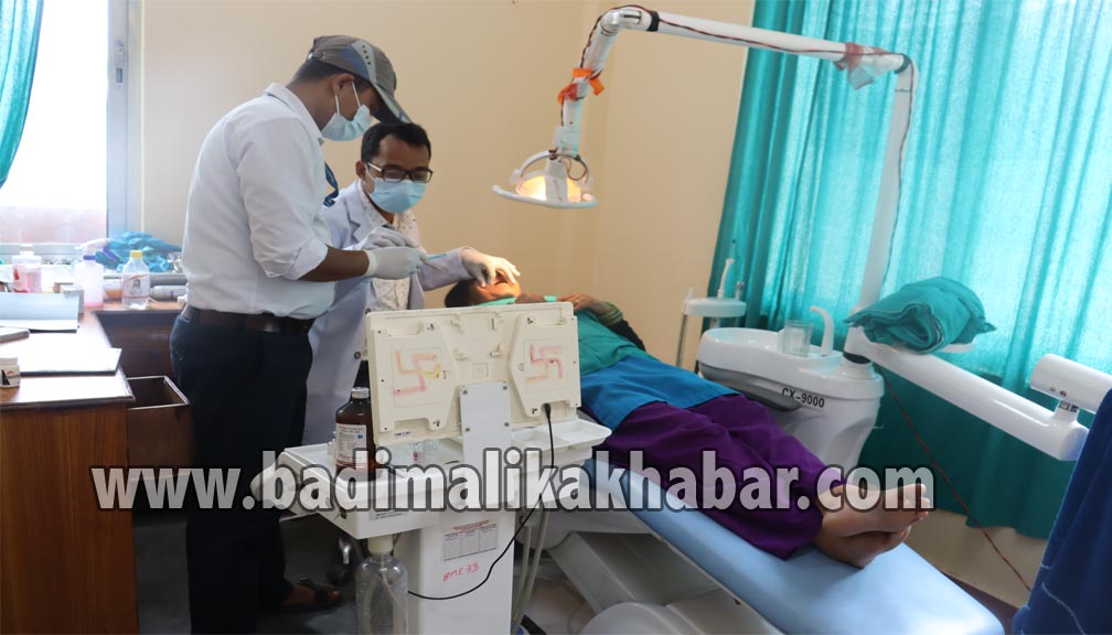 बाजुरामा चिकित्सक द्धारा दातको उपचार सेवा