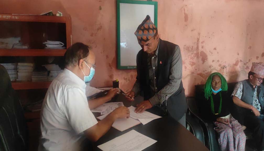 बाजुरा नेकपा समाजबादीमा ८ जना जनप्रतिनिधीले गरे सनाखत