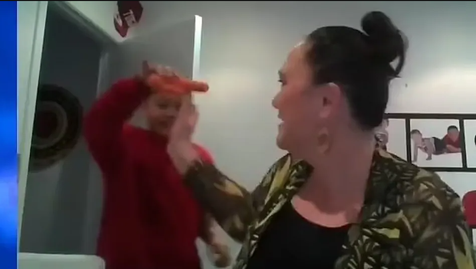 महिला मन्त्रीले दिइरहेकी थिइन् अन्तरवार्ता, छोराले क्यामरामा देखाउन थाले गाजर (भिडियो)