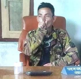 को हुन् वडा अध्यक्षको कुर्सीमा मस्तले चुरोट तान्ने ब्यक्ति