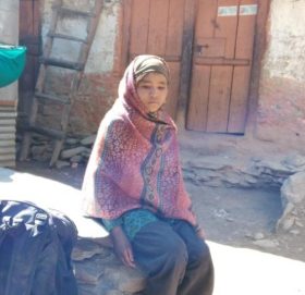 चामल नपाएपछि आशु झार्दै घर गइ्न वालिका