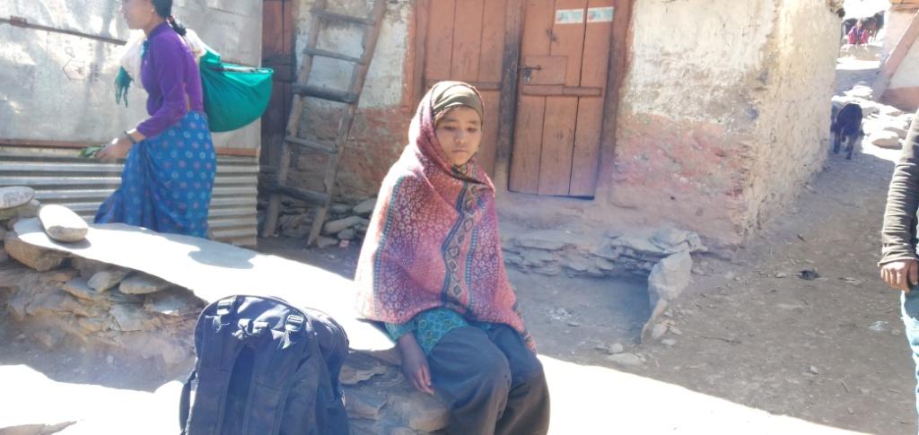 चामल नपाएपछि आशु झार्दै घर गइ्न वालिका