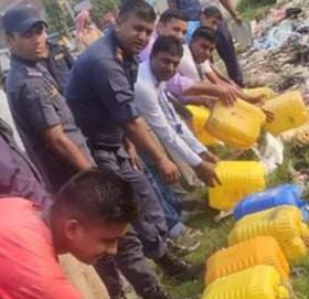 प्रहरीद्वारा अवैध मदिरा नष्ट