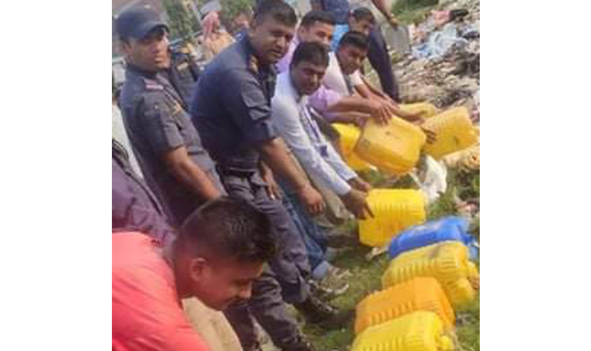 प्रहरीद्वारा अवैध मदिरा नष्ट